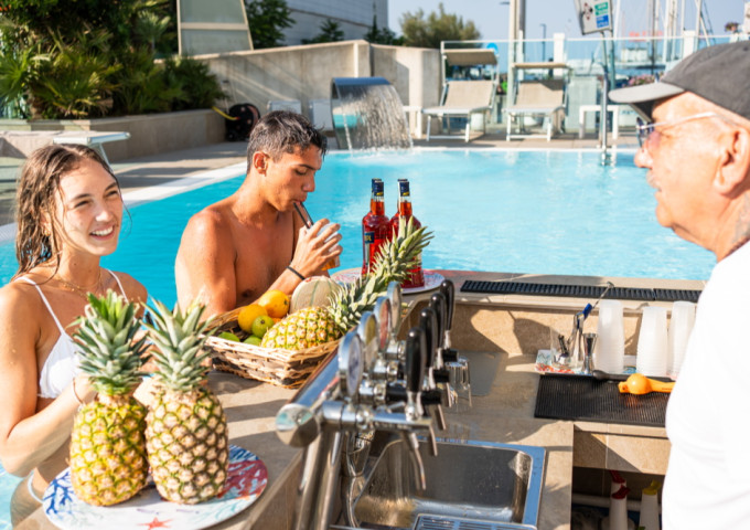 media.piscina-cocktail-coppia