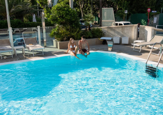 media.piscina-hotel-giulietta-riccione 1