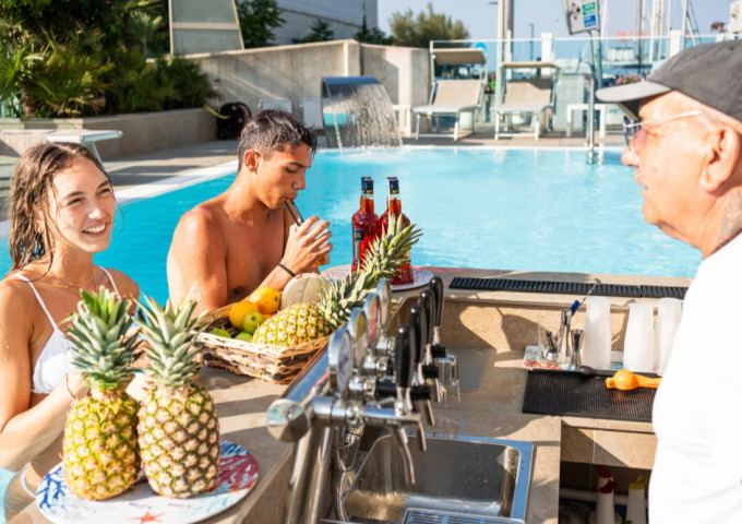 media.piscina-cocktail-coppia 1